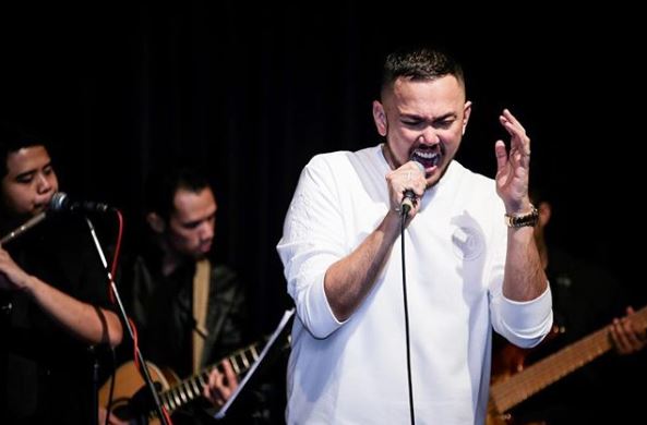 Mahukan yang terbaik untuk konsert mini itu nanti.